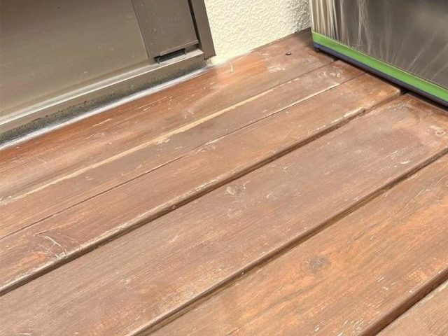 小野市の塗装が剥げているウッドデッキ